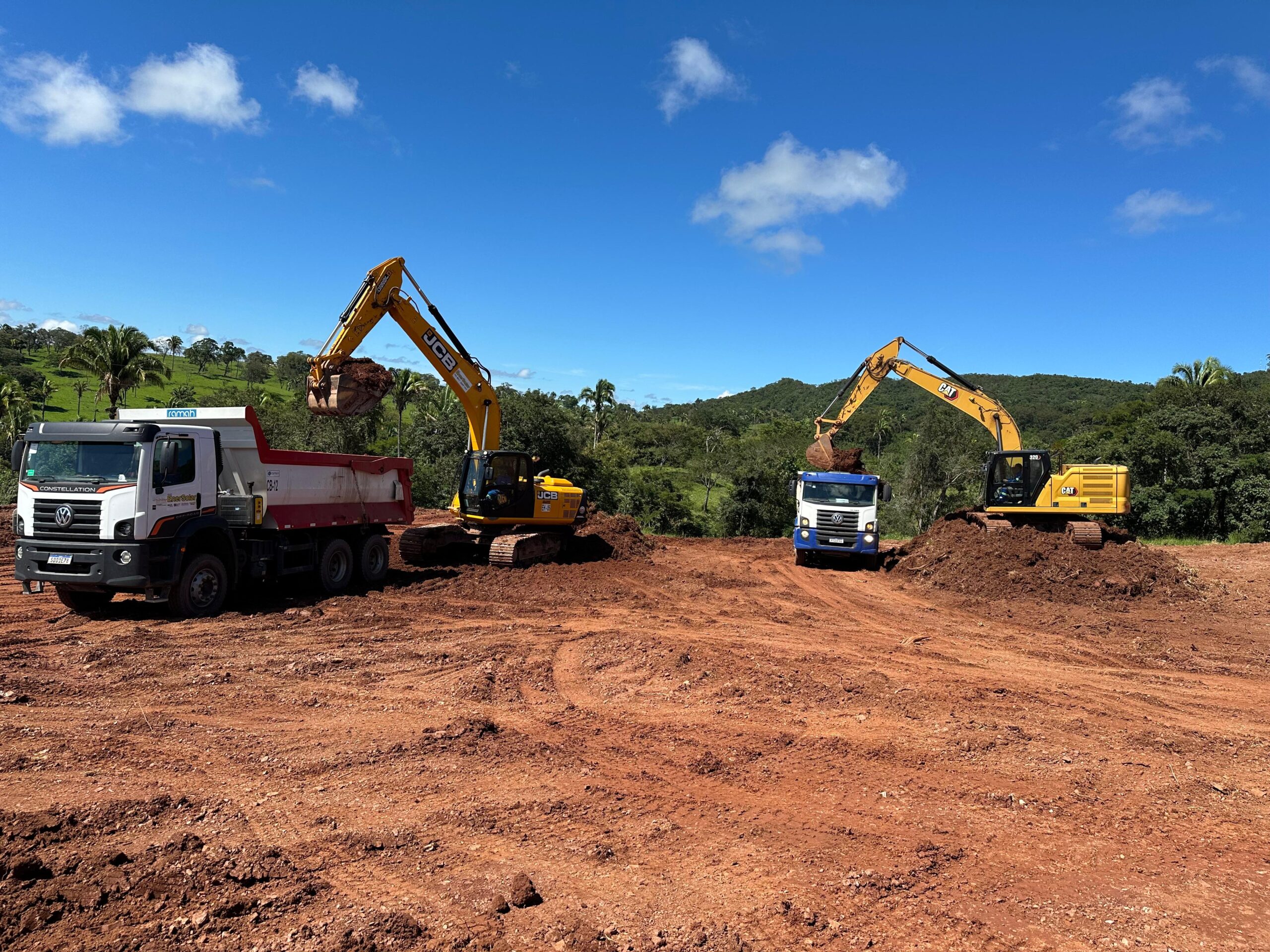 Máquinas realizando limpeza, supressão vegetal e destocamento do terreno