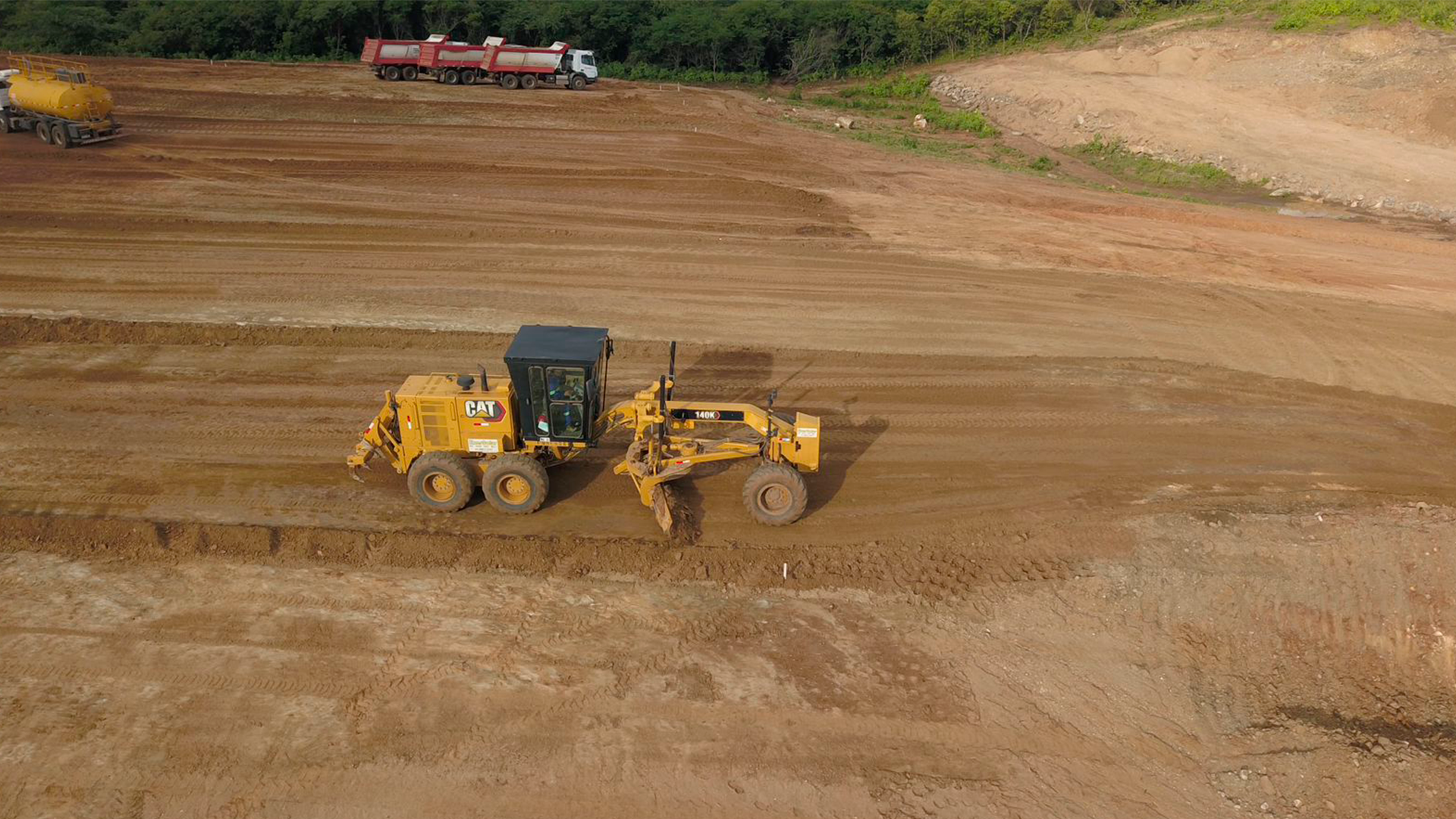 Serviços de terraplenagem com movimentação de solo em obra de infraestrutura