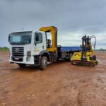 Empresa de locação de máquinas pesadas: escavadeira amarela e trator de esteira em pátio de obras