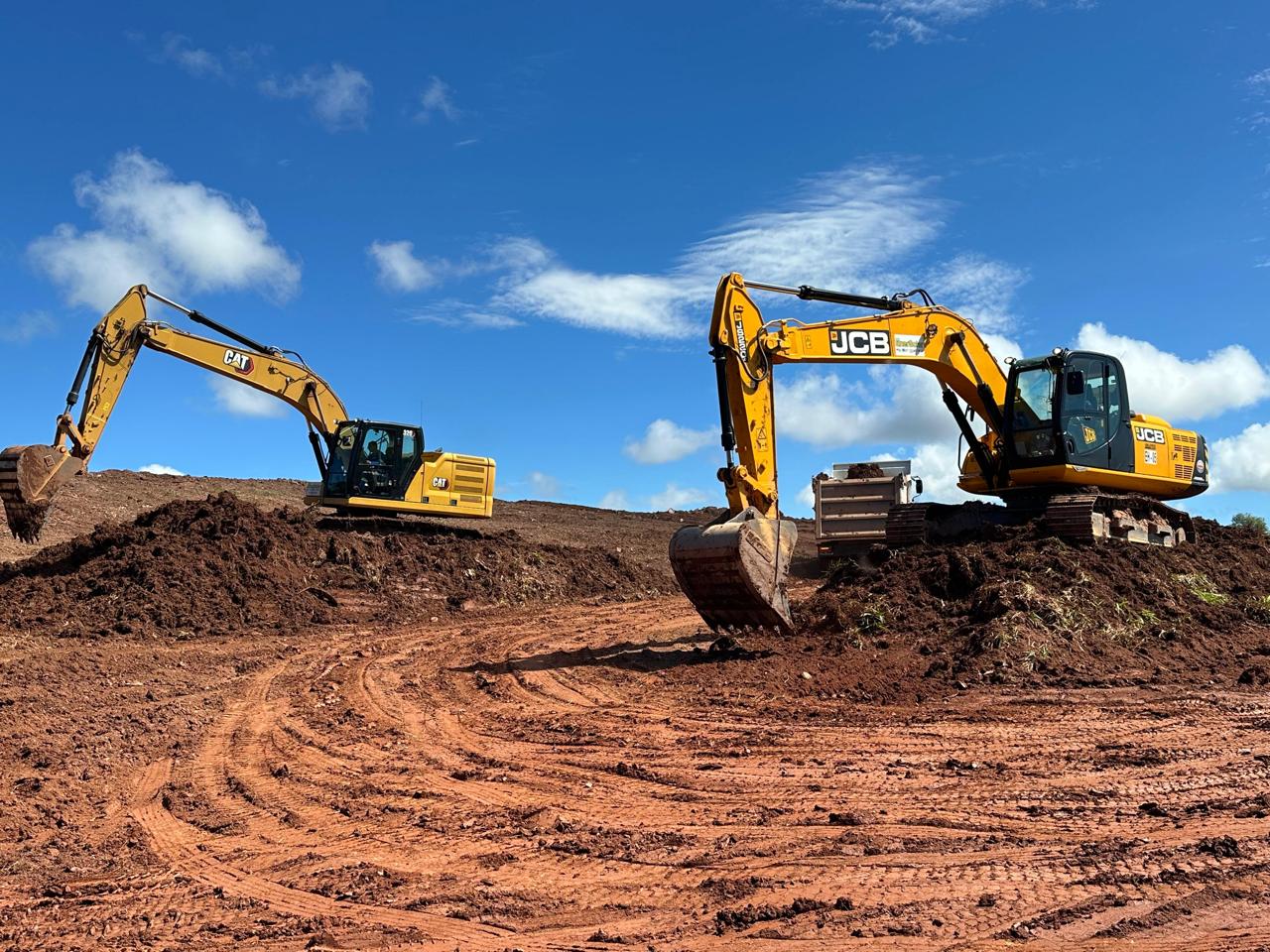 Escavação, aterro e compactação de solo com equipamentos pesados