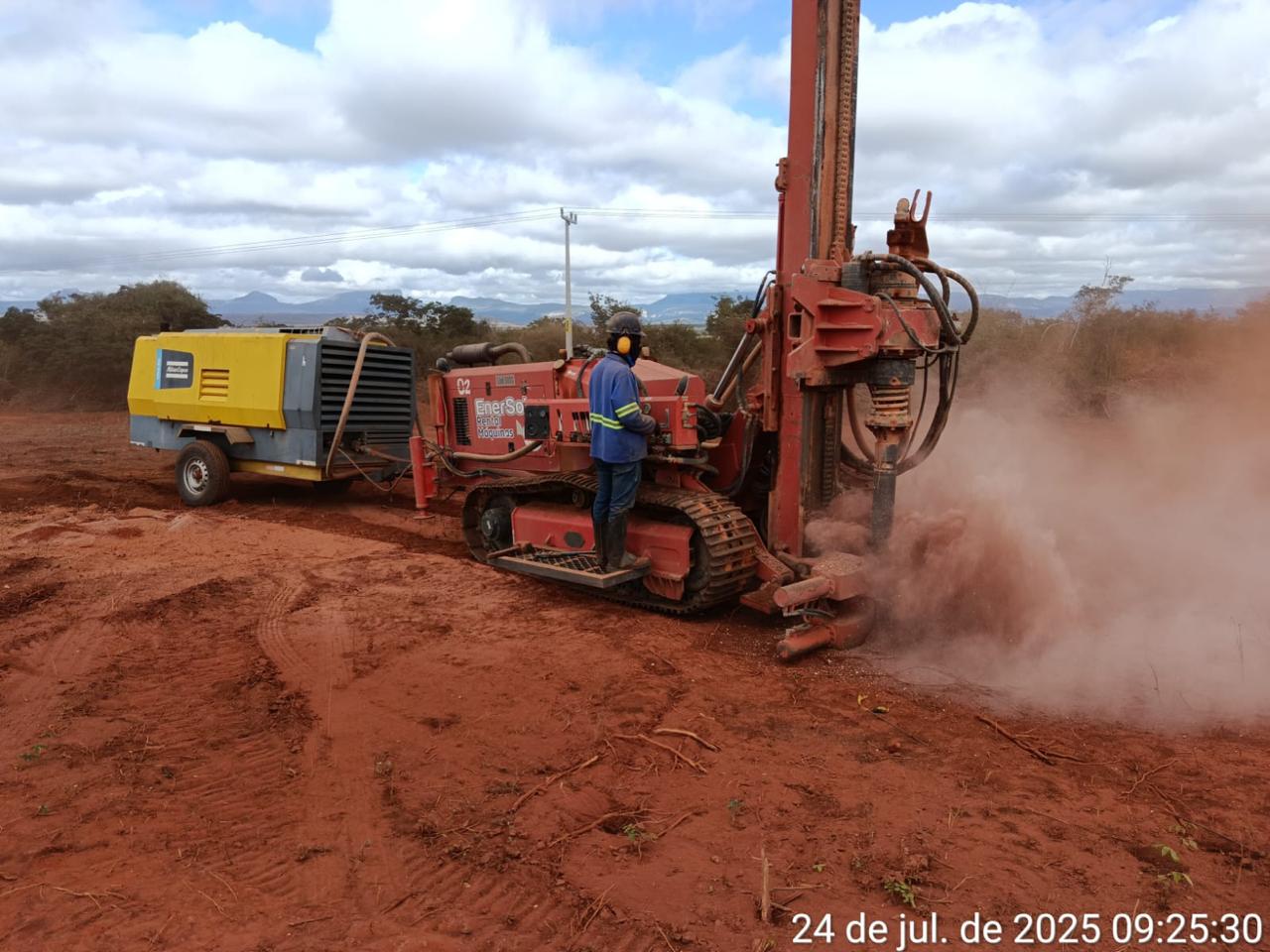 Máquina de sondagem geotécnica realizando perfuração do solo em obra